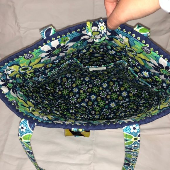 Vera Bradley Daisy Daisy Tote - Picture 4 of 5